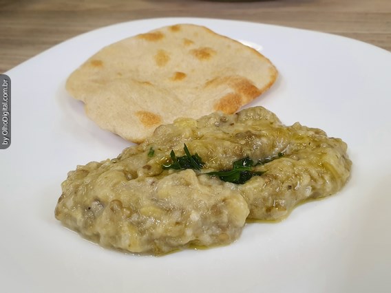 babaganuche com pão árabe