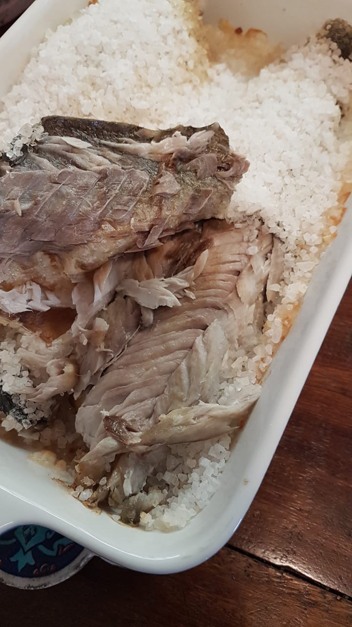 Peixe em crosta de sal