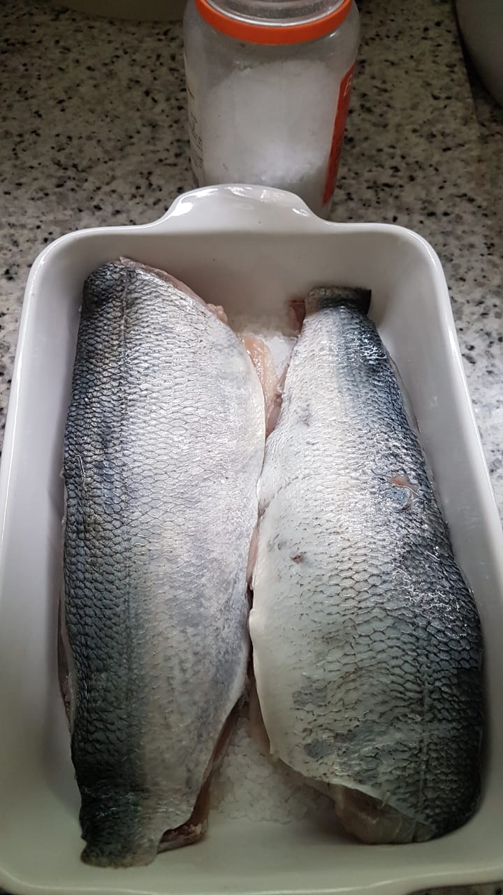 Peixe em crosta de sal