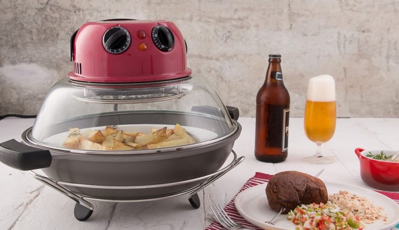 Imagem da Wok Grill ao lado de um prato de comida, com uma carne suculenta, e uma garrafa de cerveja.