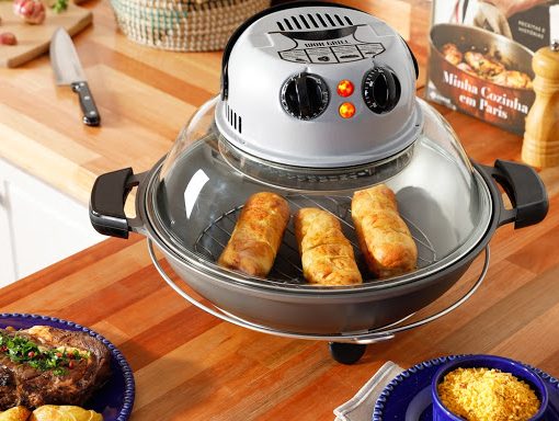 Imagem da panela Wok Grill preparando comida.