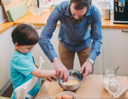 Aproveitando o Dia das Crianças, que tal cozinhar com os pequenos? Confira receitas que podem ser preparadas com as crianças na cozinha.