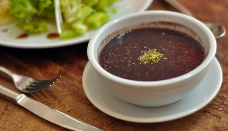 Caldos veganos - Bowl com caldo de feijão vegano