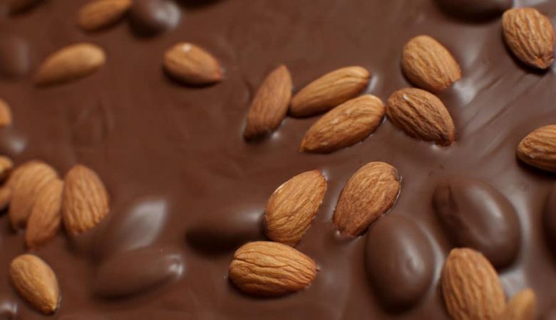 Amêndoas cobertas com chocolate para a Páscoa