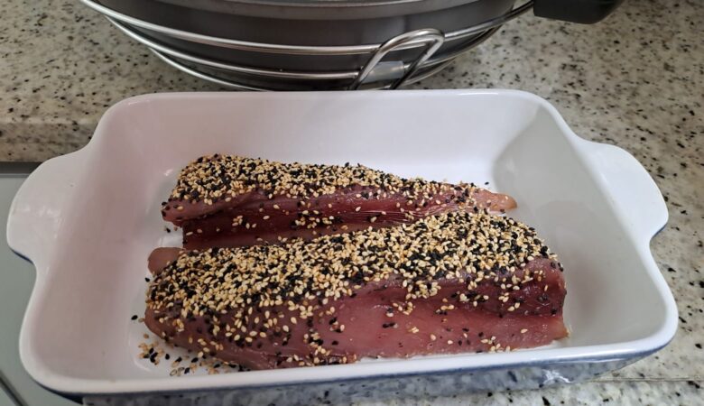 atum com gergelim